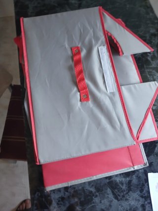 Caseta para gatos gris y roja.
