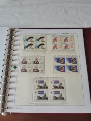 Colección Sellos España b4. 1976/1998. 5 álbumes.