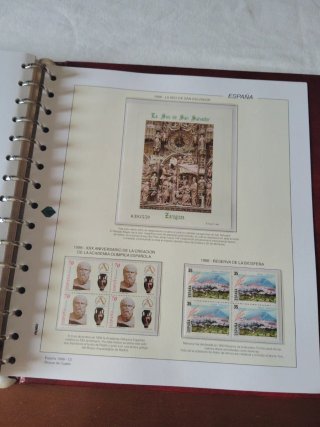 Colección Sellos España b4. 1976/1998. 5 álbumes.