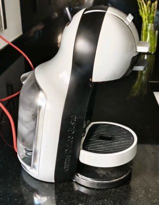 Cafetera con poco uso y echa a servi con agua de o