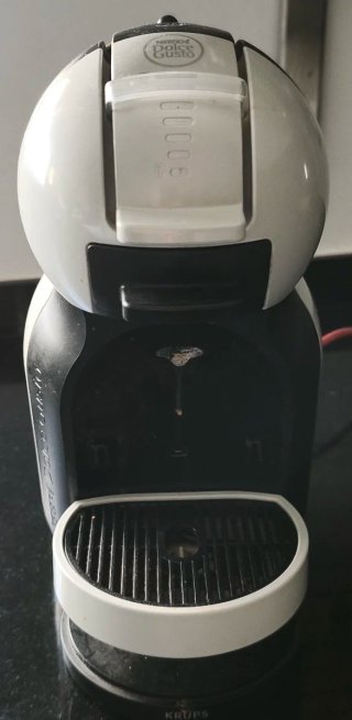 Cafetera con poco uso y echa a servi con agua de o