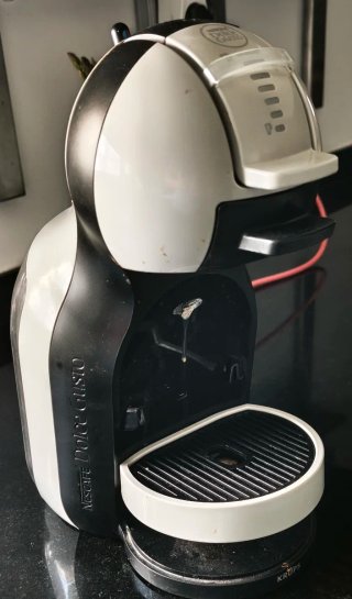 Cafetera con poco uso y echa a servi con agua de o