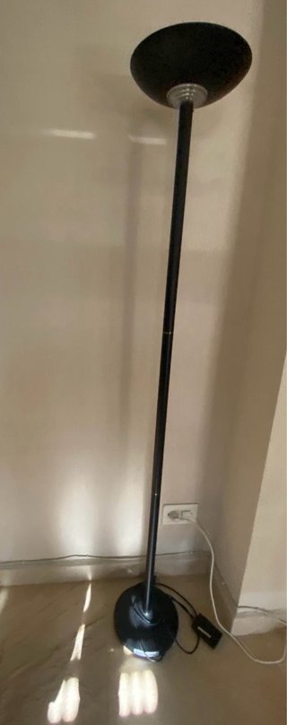 Lámpara de pie negra