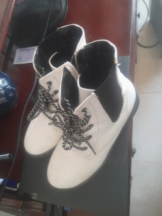 Botas blancas con cordones