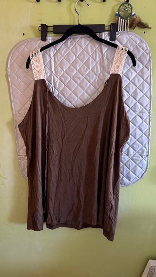 Blusa café con tirantes de encaje