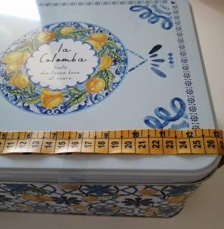 Scatola di latta decorata con limoni