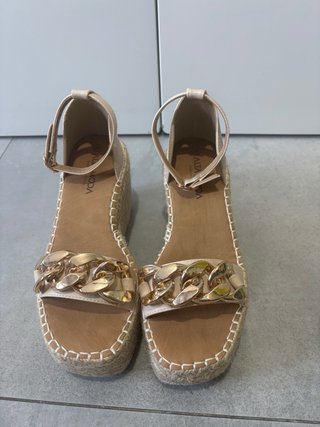 Sandalias plataforma beige y doradas talla 36