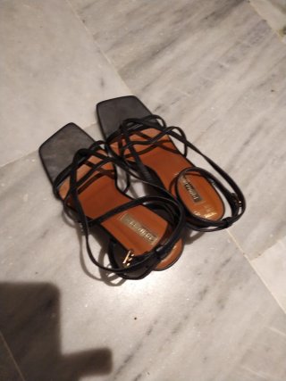 Sandalias negras de tiras
