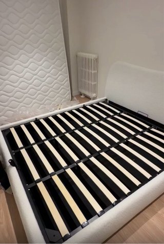 Cama tapizada con canapé abatible