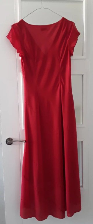 Vestido rojo de fiesta con pedrería