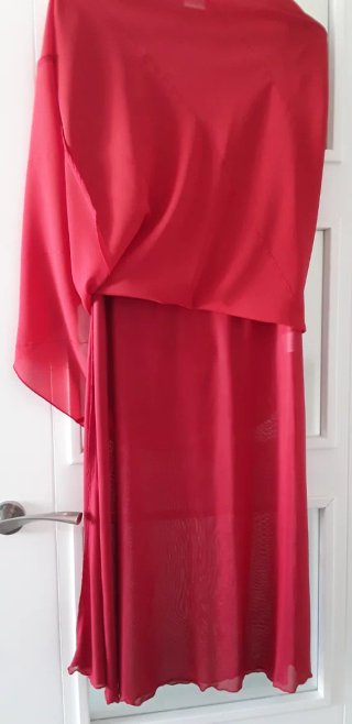 Vestido rojo de fiesta con pedrería