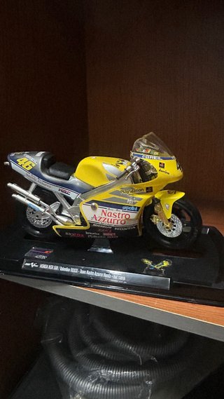 Maqueta Moto GuiLoy Valentino Rossi 1:18