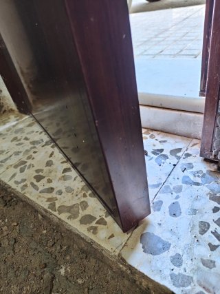 Puerta exterior aluminio, efecto madera