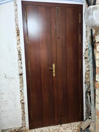 Puerta exterior aluminio, efecto madera