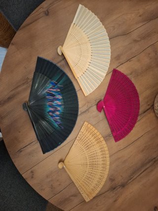 Lote de 4 abanicos decorativos cada uno 2€