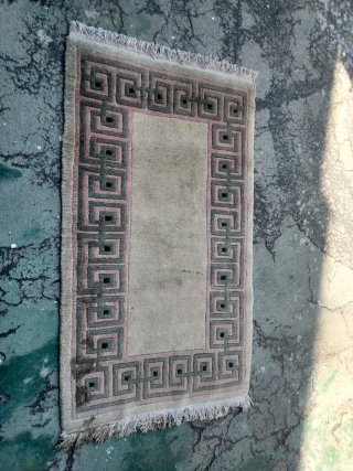 Alfombra pequeña con diseño geométrico