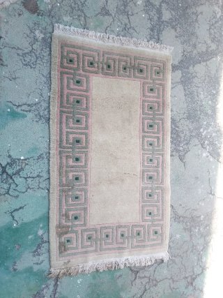 Alfombra pequeña con diseño geométrico