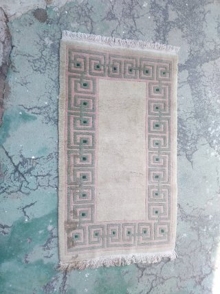 Alfombra pequeña con diseño geométrico