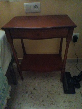Mesita de noche de madera