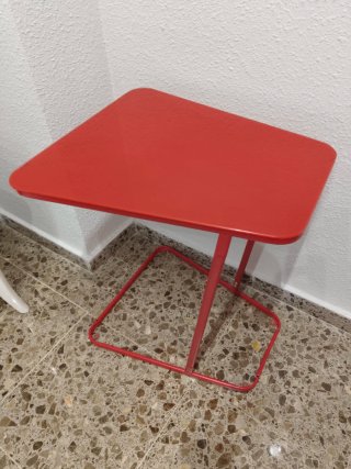 Mesa auxiliar roja metálica