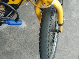 Bicicleta Montaña Negra y Amarilla PARA 8 AÑOS.