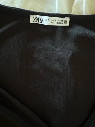 Camiseta Zara Negra Escote V Manga Corta