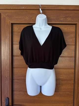 Camiseta Zara Negra Escote V Manga Corta
