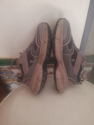 Zapatillas deportivas grises y rosas