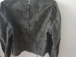 Blusa Gallery verde con transparencias