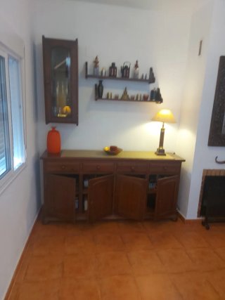 Mueble de madera con vitrina
