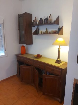 Mueble de madera con vitrina