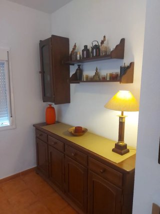 Mueble de madera con vitrina