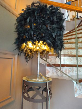 Lámpara de plumas negra