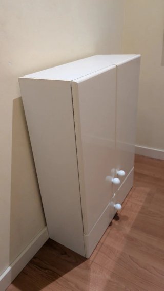 Mueble auxiliar blanco con cajón y puertas