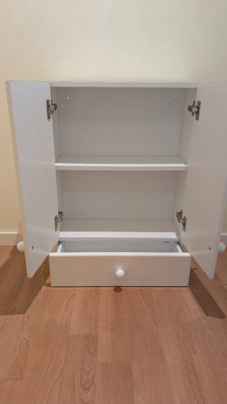 Mueble auxiliar blanco con cajón y puertas