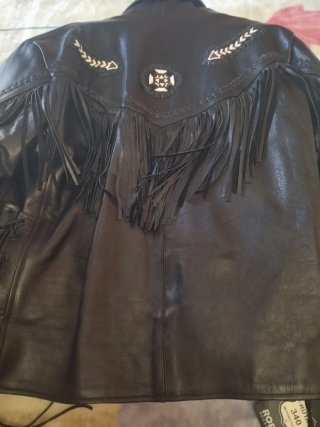 Chaqueta de cuero con flecos y abalorios