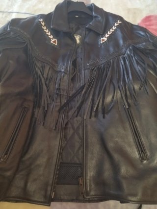 Chaqueta de cuero con flecos y abalorios