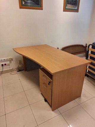 Mesa de oficina madera y metal