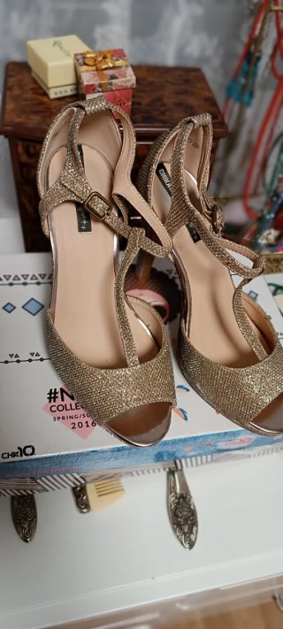 Zapatos dorados Chika10
