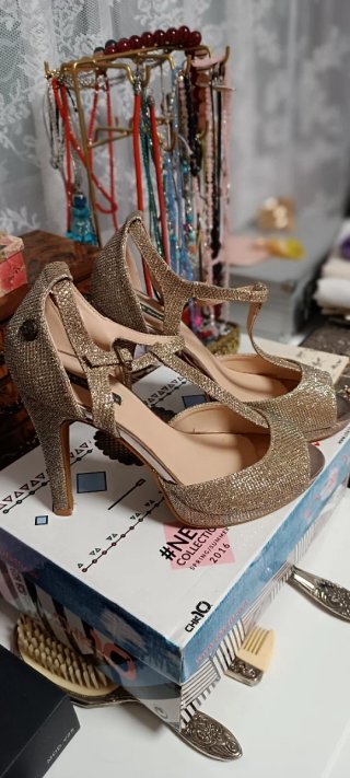 Zapatos dorados Chika10
