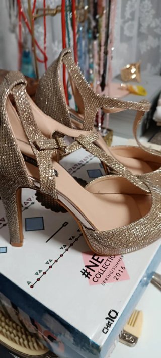 Zapatos dorados Chika10