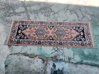 Alfombra pasillera rosa con diseño oriental,son 2