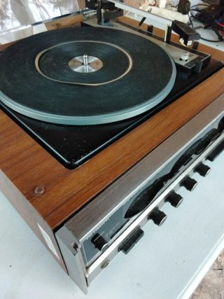 Tocadiscos Hitachi MC-3402 para reparar