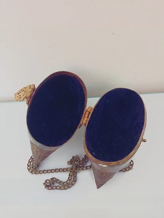 Bolso metálico estilo indio con cadena