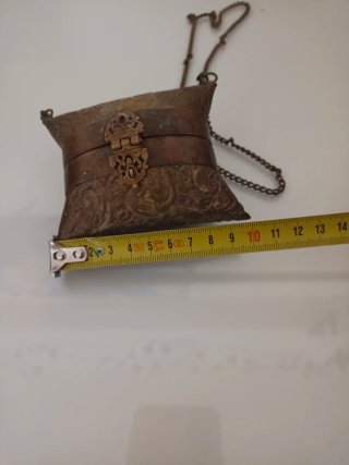 Bolso metálico estilo indio con cadena