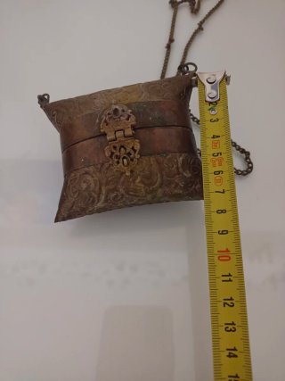 Bolso metálico estilo indio con cadena