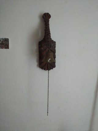 Campana antigua de madera