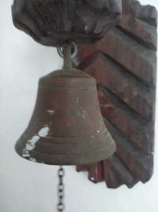 Campana antigua de madera