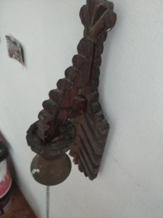 Campana antigua de madera