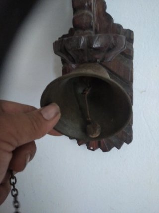 Campana antigua de madera